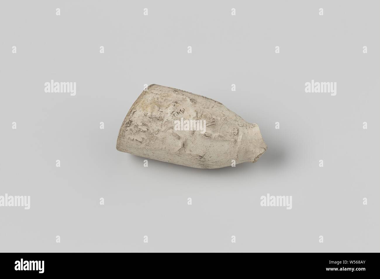 Tubo tubo, tubo tubo con un'arma su un lato con due chiavi e una figura sull'altro lato. Dagli scavi a Hofstede Arentsburg 1827-1831 sotto la supervisione del professor Reuvens., anonimo, c. 1400 - c. 1950, il tubo di argilla, l 4.0 cm × w 2,0 cm Foto Stock