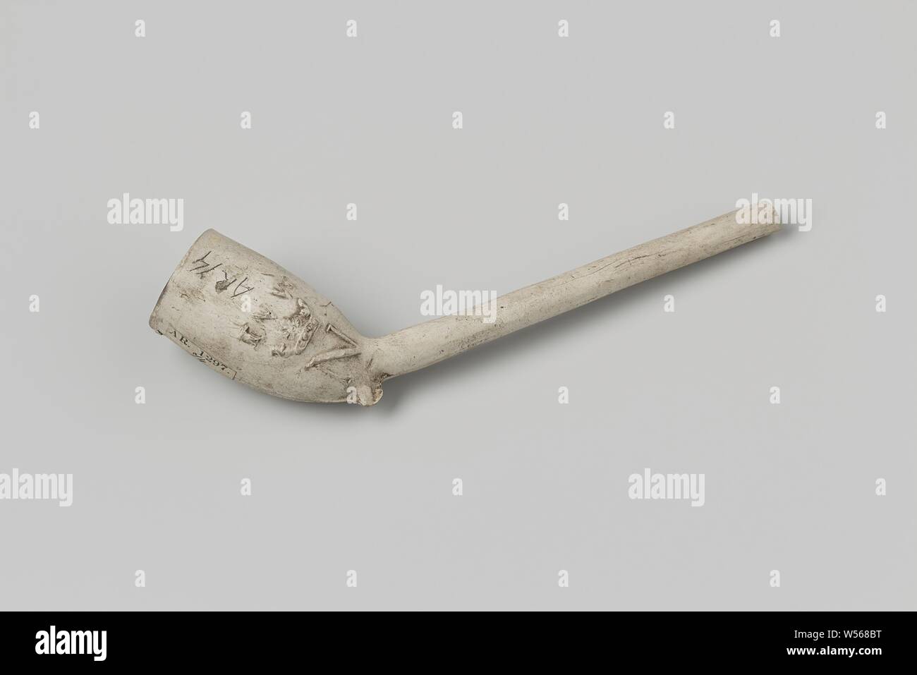 Frammento di tubazione di tabacco, Frammento di tubazione di tabacco con una corona e le lettere I V W e n mostrato. Dagli scavi a Hofstede Arentsburg 1827-1831 sotto la supervisione del professor Reuvens., anonimo, c. 1400 - c. 1950, il tubo di argilla, l 4.0 cm × w 2,0 cm l 11,6 cm Foto Stock