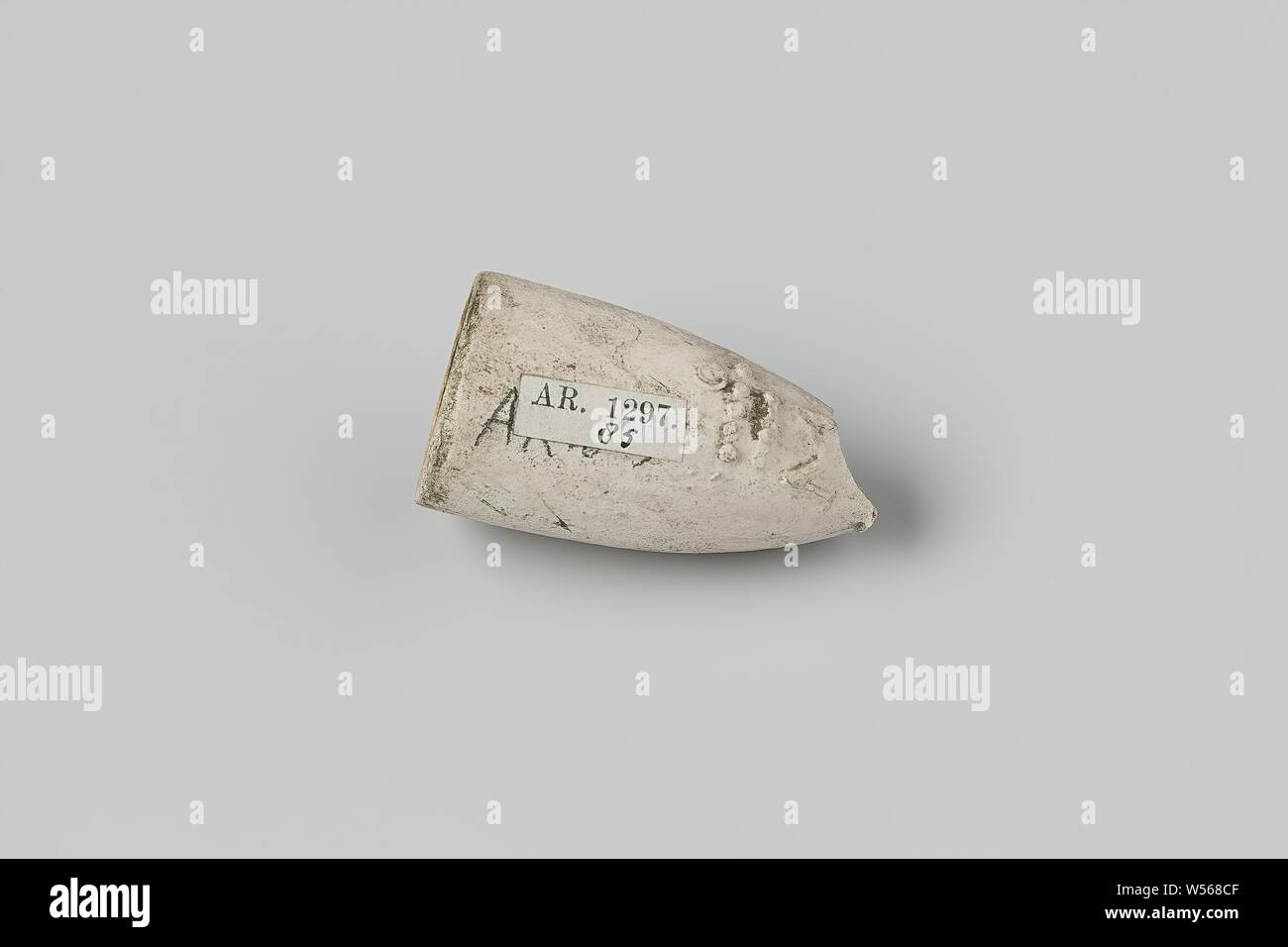 Frammento di ciotola della tubazione, Frammento di tubo ciotola con tre puntini in una forma triangolare su un lato e una corona e la lettera M sull'altro lato. Dagli scavi a Hofstede Arentsburg 1827-1831 sotto la supervisione del professor Reuvens., anonimo, c. 1400 - c. 1950, il tubo di argilla, l 3,9 cm × w 2,0 cm Foto Stock