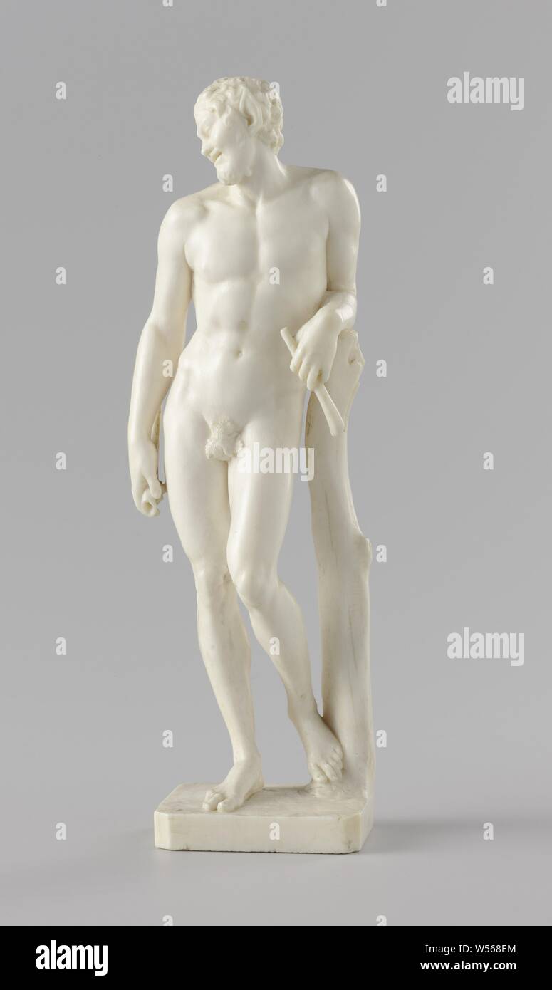 Ninfa e Satiro Satiro, egli si erge sulla gamba destra e con la sinistra piegata in una forma rettangolare battiscopa con angoli inclinati e con il braccio sinistro riposa su un moncone contro la quale si appoggia il suo piede sinistro. Il braccio destro si blocca limp lungo il corpo. Egli ha un flauto in ogni mano. La testa girata a sinistra, che guarda verso il basso con un sorriso, ha evidenziato le orecchie, breve corna e le ghiandole della capra lungo la barba. La vergogna è coperto da una foglia di uva. Sul retro di una coda, satiro (s) (in generale), Jan Battista Xavery, l'Aia, 1729, avorio, h 20.5 cm Foto Stock