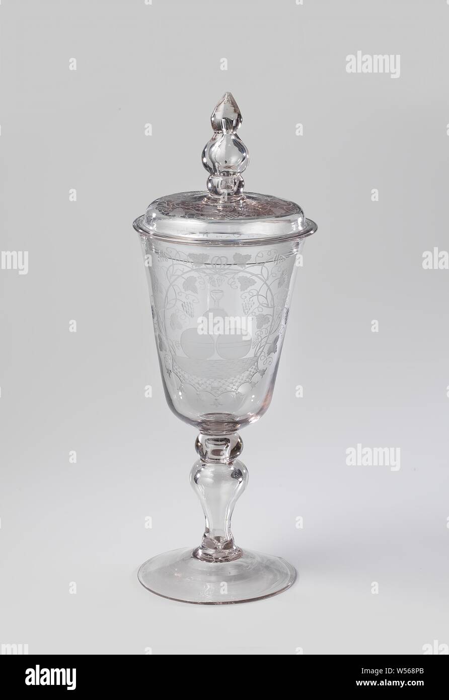 Bicchiere con coperchio, con tre botti da vino impilati e l'iscrizione: WELVAAREN.VAN.DE.WYN.COOPERY, Edge scritte: WELVarenENVAN.DE.WYN.COOPERY. Ornamenti di vigne, attorno a tre barili di vino, sul quale un calice., anonimo, c. 1725 - c. 1750, vetro, glassblowing, h 45 cm h 32.8 cm d 15,2 cm Foto Stock