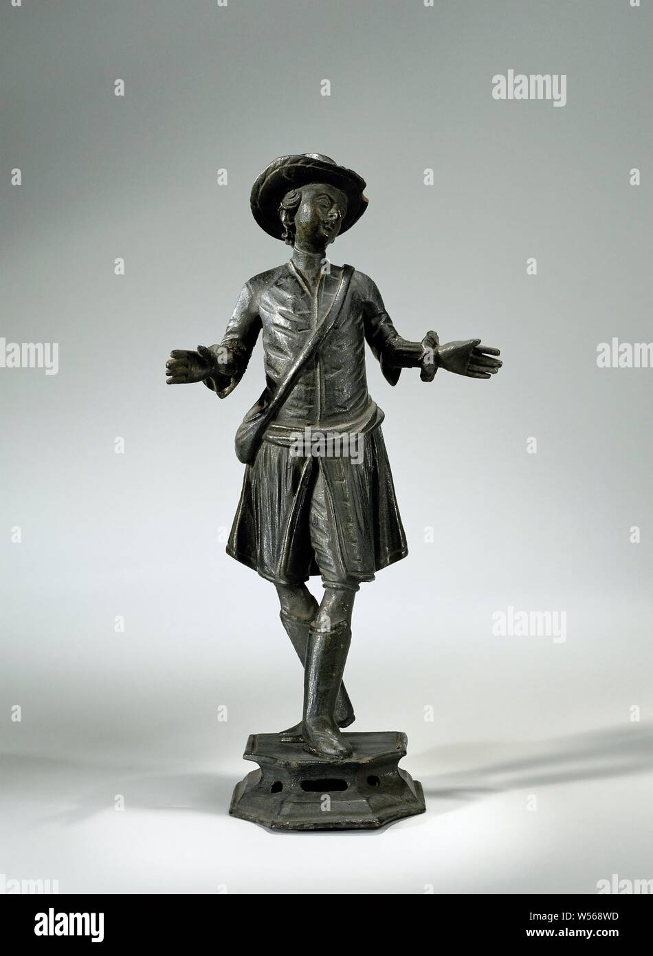 La figura di un uomo senza attributi, la figura di un uomo senza attributi. In openwork basso piedistallo., anonimo, Oberammergau, c. 1700 - c. 1800, di legno (materiale vegetale), h 21 cm × W 10,5 cm × d 7 cm Foto Stock