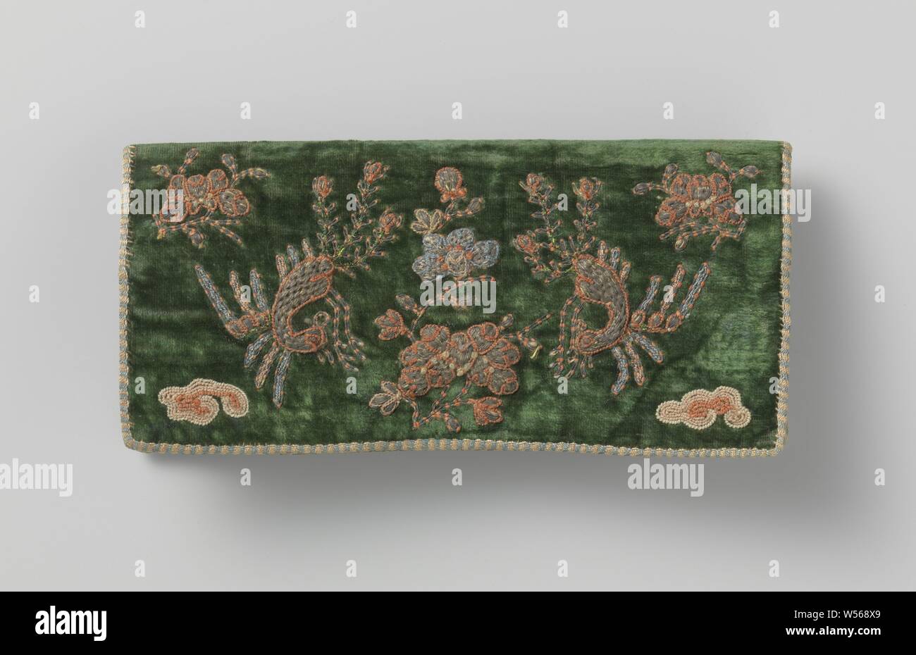 Borsa nel modello busta di velluto verde, su cui una farfalla ricamato in oro filato tra piccoli insetti, rifinito con giallo-rosso del cavo di alimentazione, cotone stampato fodera, bag in busta modello di velluto verde con una farfalla ricamato in oro e filo interdentale sulla parte anteriore tra piccoli insetti, motivi floreali e due uccelli, rifinito con giallo-rosso cavo. Il dorso è di non decorato velluto verde e viene fornita a due terzi del sacchetto, con il bordo superiore finito con rosa punti ricamo. La fodera è realizzata in cotone stampato con piccoli fiori in marrone scuro e rosa contro uno sfondo Foto Stock