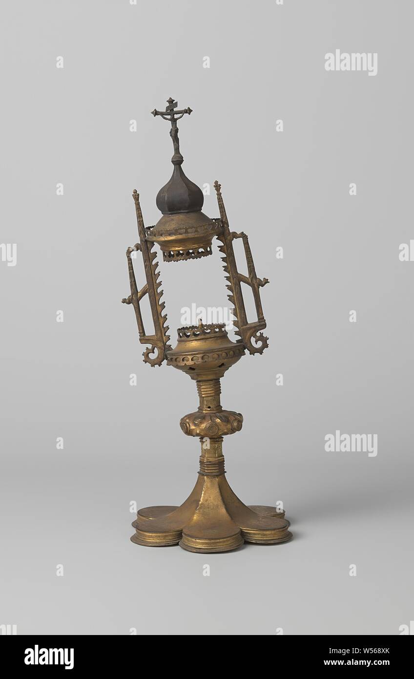 Monstrans, oggetto consiste di parti che sono battuti, pilotato, cast o segato. La base e il tronco sono rimovibili, la parte superiore è saldato. A piedi, il rilievo e bordi piani così come il profilato di guarnizione sono brasate verso il tronco. Vi è un foro rotondo in questa chiusura, attraverso la quale il perno filettato viene inserito alla fine, che può essere avvitato con un dado tagliato come un quattro-lama. Questo è un piatto rotondo sull'altra estremità che si inserisce nel cilindro inferiore e telaio è montato sul perno in modo tale che non vi è ancora un po' a sinistra per il posizionamento della lunula. Le esagonali Foto Stock