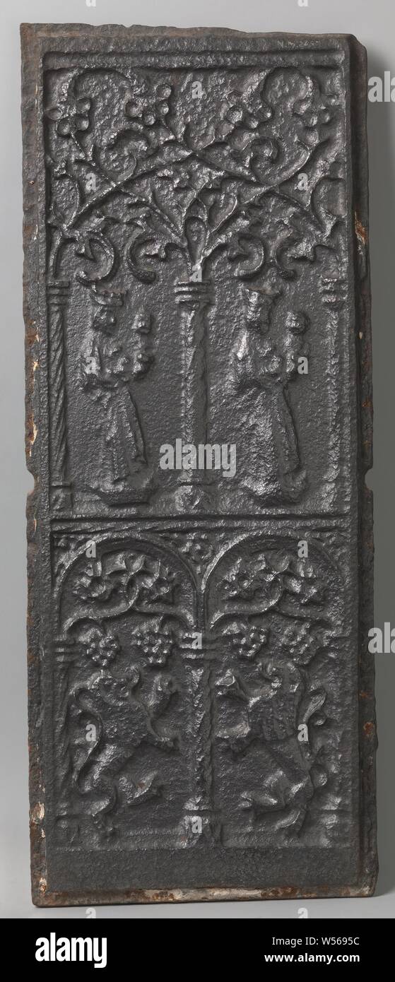 Piastra di stufa con due volte Maria con Bambino e due leoni, piastra di stufa di ghisa, diviso in due zone. Nella zona superiore è possibile vedere Maria e il bambino due volte nel mezzo di tre colonne con sottili lavorare sopra. Nella zona inferiore, un Lion è mostrato due volte tra le tre colonne in piedi sulle zampe posteriori. Al di sopra del Lions e due grappoli di uva e rango lavoro, Madonna: Maria (permanente o semi-lunghezza), Cristo-bambino vicino al suo grembo, anonimo, Germania, c. 1475 - c. 1525, ferro (metallo), fondazione, h 84 cm × W 32,5 cm × W 31 kg Foto Stock
