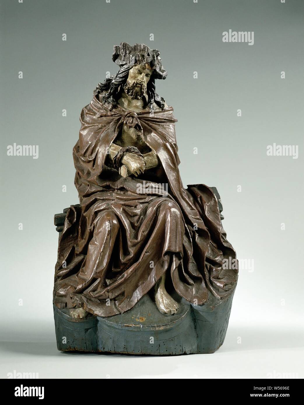 Cristo come un uomo dei dolori, Cristo si siede su un lettino con polsi legato su un ascendente, due volte roteato il fondo. La testa con grandi thorn crest tende leggermente a destra e in avanti, le ciocche di capelli cadono sulle spalle. Un mantello legati insieme per il petto è girato a destra e lascia parte del petto e avambracci gratuita, così come il piede sinistro e la parte di destra., la Circoncisione di Gesù bambino dal sacerdote nel tempio (Luca 2, 21), anonimo, Paesi Bassi del Nord, c. 1530 - c. 1550, Rovere (legno), h 43 cm × W 24 cm × d 17,3 cm Foto Stock