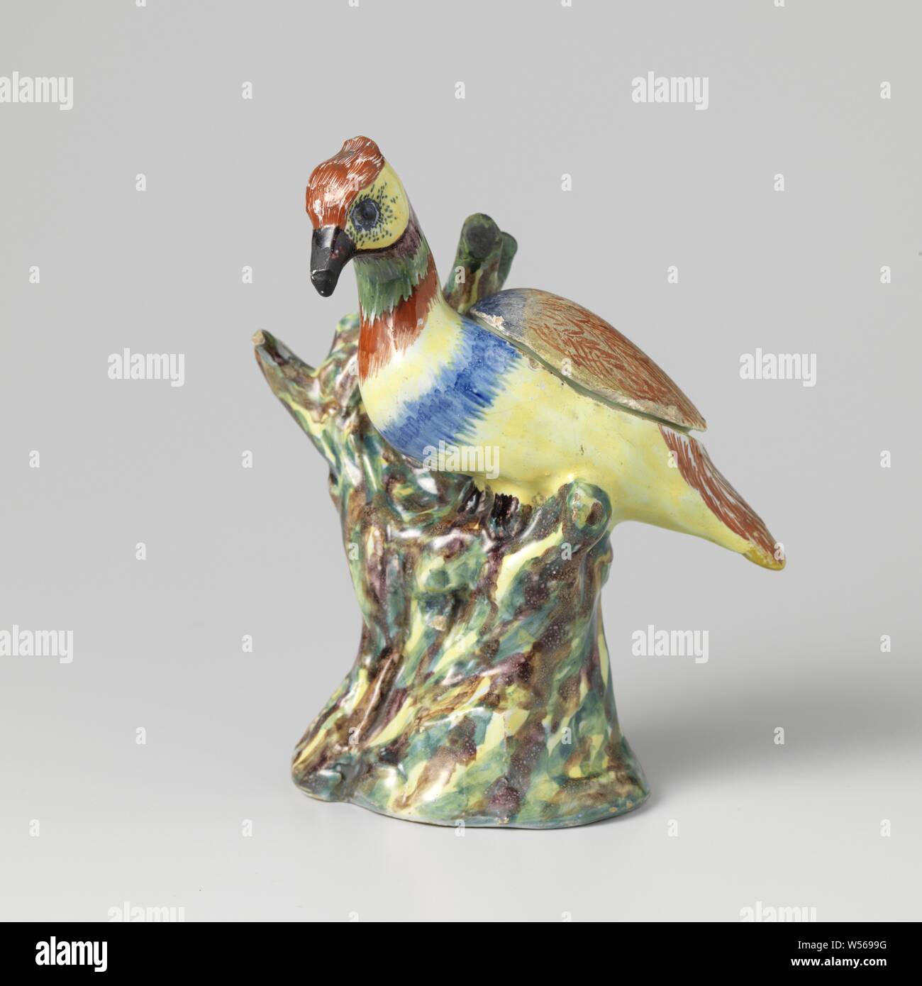 Bird sul tronco di albero di faience, uccello sul tronco di albero di maioliche. Verniciato multicolore., anonimo, Delft, c. 1750 - c. 1780, h 2,3 cm × W 3.9 cm × d 6.1 cm Foto Stock