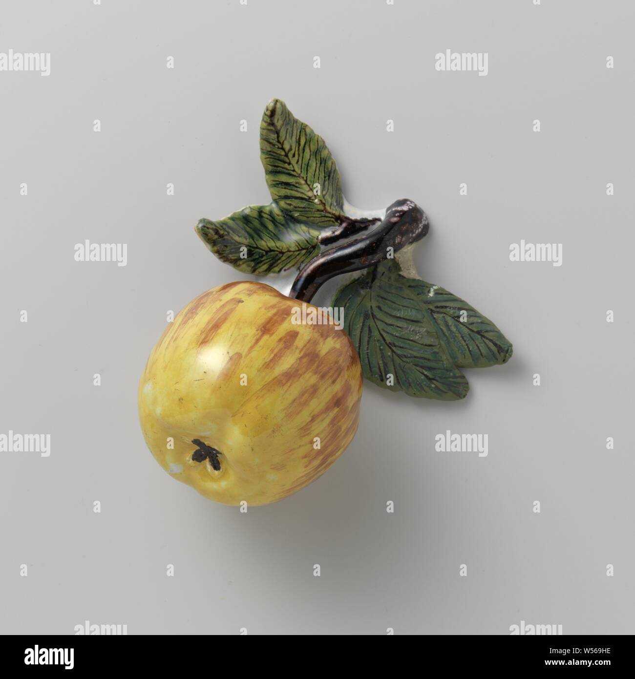 Oggetto decorativo in forma di un apple, oggetto decorativo in forma di un apple., anonimo, Delft, c. 1750 - c. 1775, h 11.5 cm × W 12,0 cm × d 7,5 cm Foto Stock