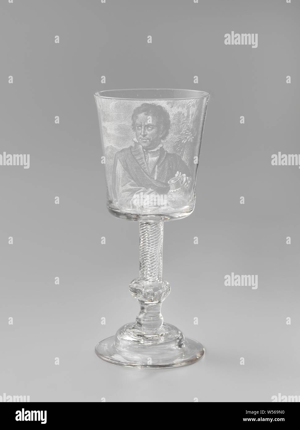 Calice con un uomo con una brocca calice con un uomo con una brocca, piede arcuato. Fusto diritto con un aria più bobina e un nodo con un anello di bolle di aria. Leggermente coppa conica con fondo piatto. Sul calice, in un campo rettangolare, contro uno sfondo con alberi e nuvole, un ritratto di un uomo in mezzo corpo con una brocca con coperchio in sua mano sinistra. Di seguito, firmato sulla sinistra un: Schouman. e diritto Fecit.1751, jar, caraffa (utilizzato come abbeveratoio), anonimo, 1751, vetro, glassblowing, h 20 cm × d 8,3 cm Foto Stock
