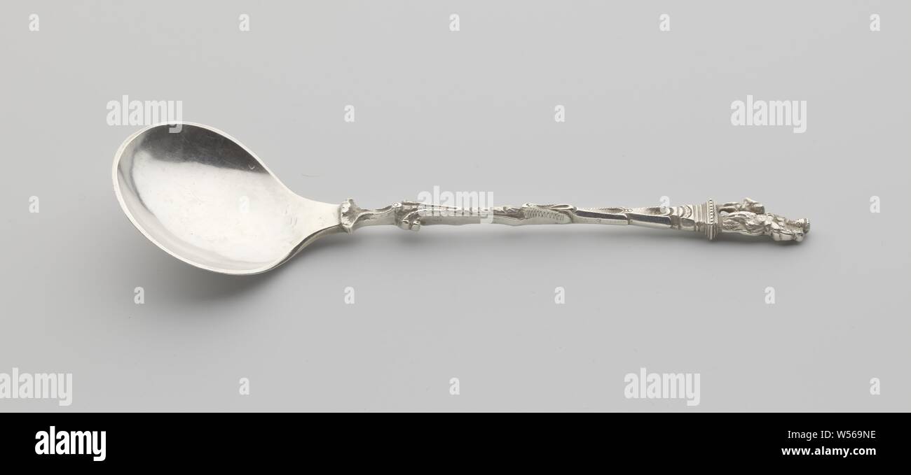 Cucchiaio, cucchiaio d'argento. Lo stelo è coronato da una donna con un bambino sul suo braccio e un bambino per mano, che rappresentano il suo amore materno. Contrassegnare l'anno lettera T e altri marchi sul retro del contenitore, anonimo, c. 1400 - c. 1950, argento (metallo), l 19,3 cm × W 64,5 Foto Stock