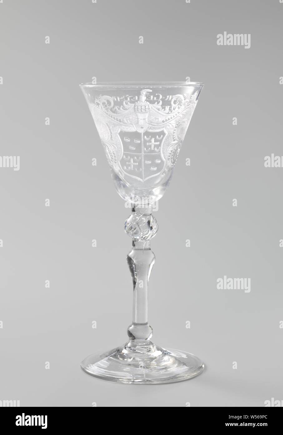 Bicchiere di vino con i bracci di Johan de torna, calice con bracci di Johan de indietro, segretario e consiglio segreto di Guglielmo IV, voltata a piedi. Slim balaustra stelo con nodi e bolle d'aria. Sul calice conico lo stemma di Johan de indietro (1698-1766), segretario e il segretario di Stadholder Prince William IV. Sul retro del testo: De.HEER.GEHEYMRAAD.EN./ Segretario.VAN.SYN./ HOOGHYDT.DE.RETRO, cuscinetti armorial, araldica, Johan de torna, Willem IV (principe di Orange-Nassau), anonimo, c. 1750 - c. 1766, vetro, glassblowing, h 18.5 cm × d 8,1 cm Foto Stock