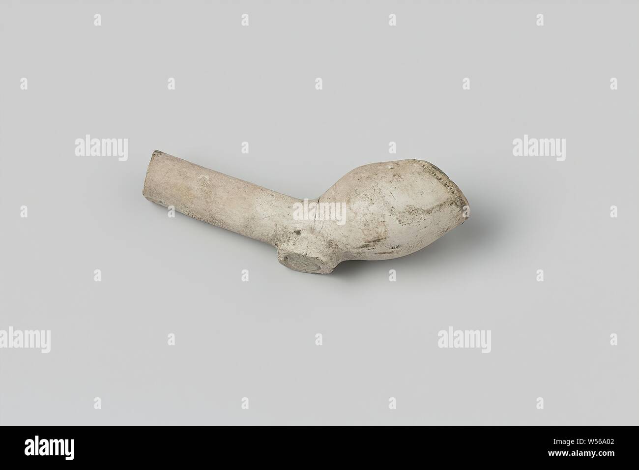 Frammento di una tubazione di tabacco, un frammento di un piccolo bianco tubazione di tabacco. Contrassegnato: WP. Nota: bruciata., anonimo, c. 1600 - c. 1699, il tubo di argilla, l 6,5 cm l 3.8 cm × W 2.1 cm Foto Stock