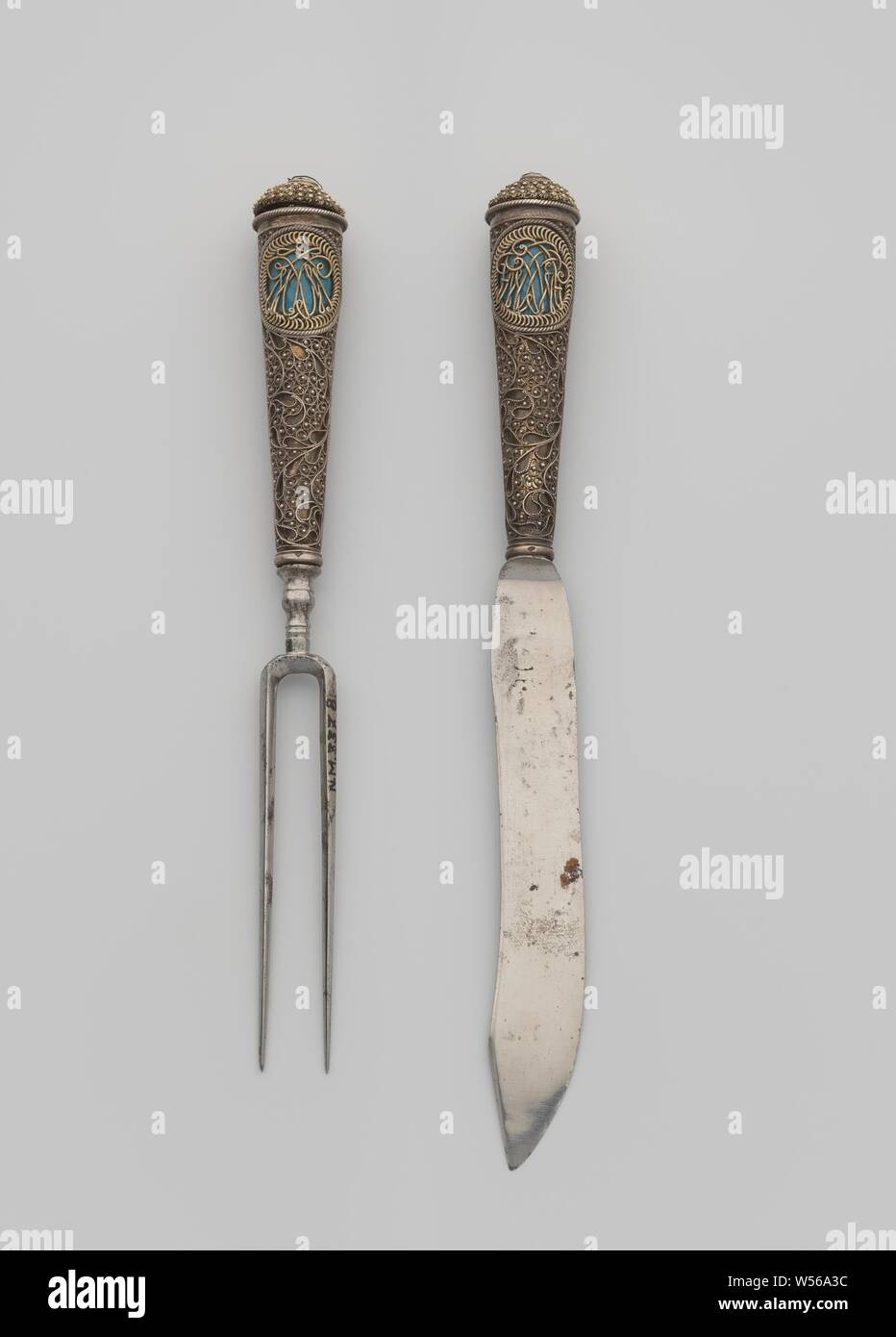 Forcella, Forcella con impugnatura in argento con coperchi in filigrana in cui sigle e un karolyntje (?)., anonimo, 1800, argento (metallo), filigrane, l 16,8 cm Foto Stock