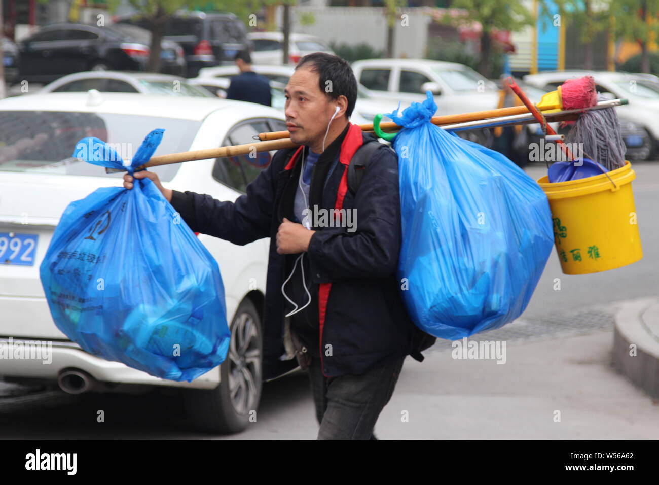 --FILE--un cinese lavoratore migrante che porta il suo bagaglio arriva a un terminal di autobus per tornare a casa per il nuovo anno lunare cinese durante la primavera Festi Foto Stock