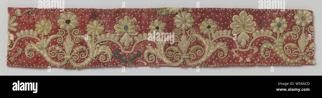 Frammento di ricamo su un tessuto rosso, rosso di lana e di lino tessuto con ricami policromi. Il modello ha un confine di ornamento di riccioli e fiori su un terreno di pansies., c. 1580, biancheria (materiale), raso, lana, seta e ricami, h 9 cm × W 47 cm Foto Stock