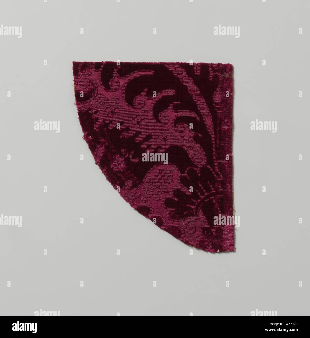 Frammento di Rosso Velluto di seta e raso, Frammento di Rosso Velluto di seta e satin. Il modello ha grandi foglie stilizzate in cui piccoli fiori e tra i rami di fiori., anonimo, Italia (eventualmente), 1700, seta, ciselé velvet, h 22 cm × W 18,7 cm Foto Stock