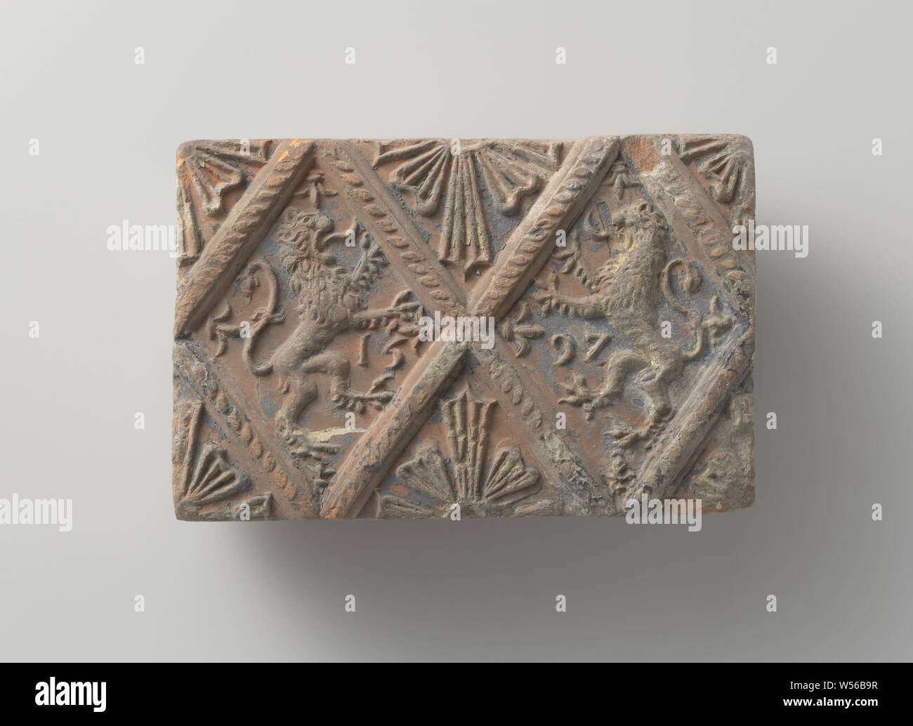 Camino lasanges nero, camino cotto al forno, lasanges nero, in cui alternativamente arrampicata dorato Lions e stelle., anonimo, Paesi Bassi meridionali, 1597, terraglia, h 10 cm × W 15,5 cm × d 5,5 cm Foto Stock