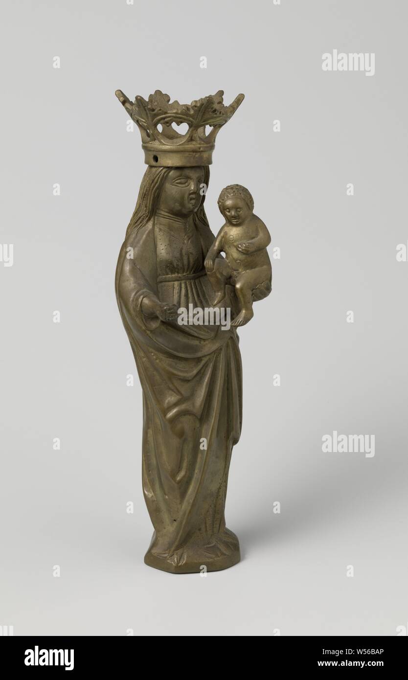 Maria con Bambino, la statua è costituito da quattro parti in ghisa, abbellito o punzonati: Maria, la sua mano sinistra con il Cristo Bambino, la sua mano destra e la corona. Standing Maria è la più grande parte. Indossa un mantello che è tenuto insieme da una cintura e un mantello. La figura è provvisto di aperture nella parte inferiore e la parte inferiore e nella parte superiore. La mano sinistra con il Cristo bambino e la mano destra sono collegati a Maria per mezzo di una vite. La mano destra racchiuso uno scettro che è stato perso. Il Loose crown ha tre fori che corrispondono ai fori in Maria la testa., anonimo, il nord dei Paesi Bassi Foto Stock