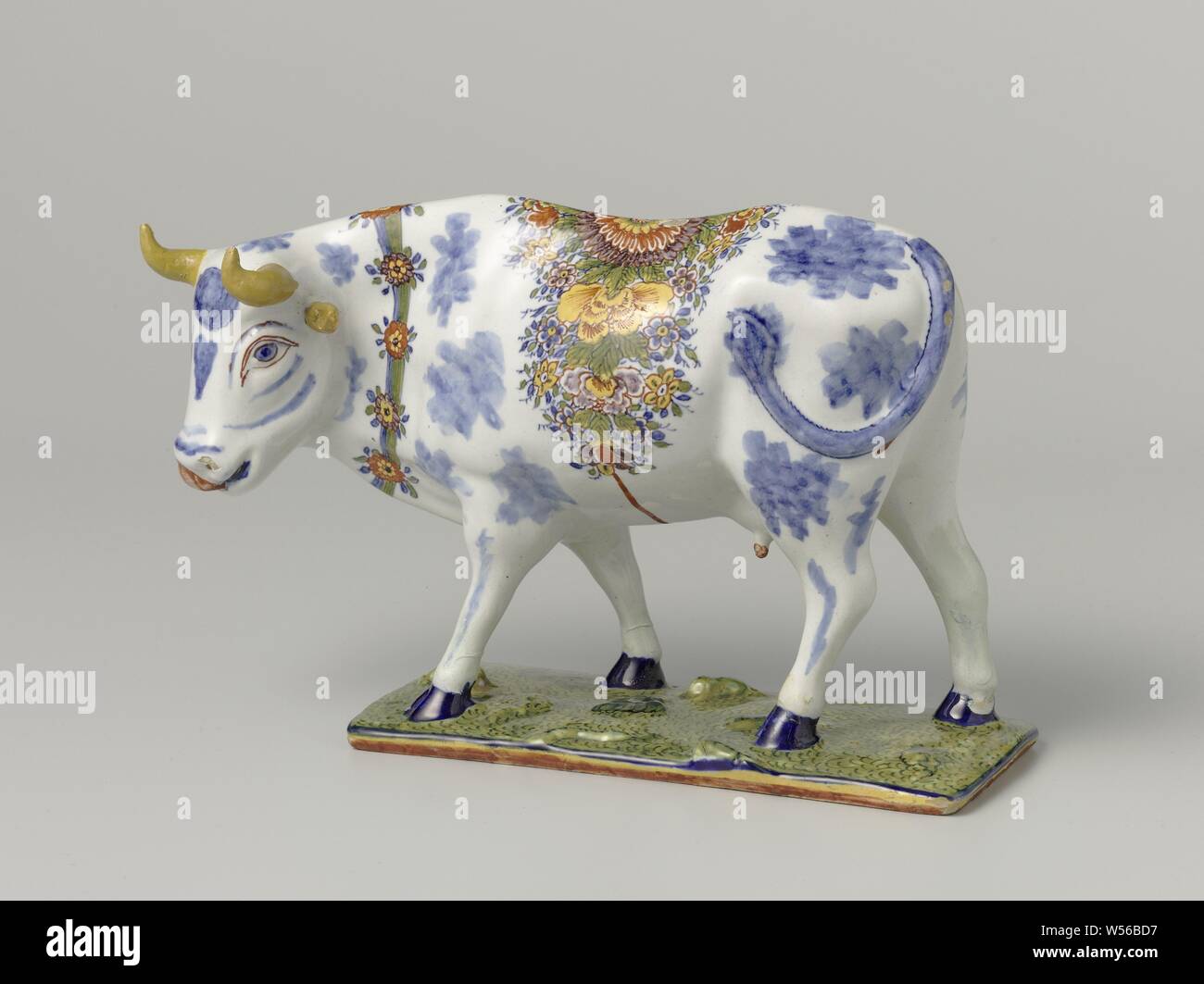 Oggetto decorativo, mucca, Faience animale figura, che rappresenta una mucca. Variopinto dipinto con fiori., anonimo, Delft, 1730 - 1770, h 15.5 cm × W 17,0 cm × d 8,0 cm Foto Stock
