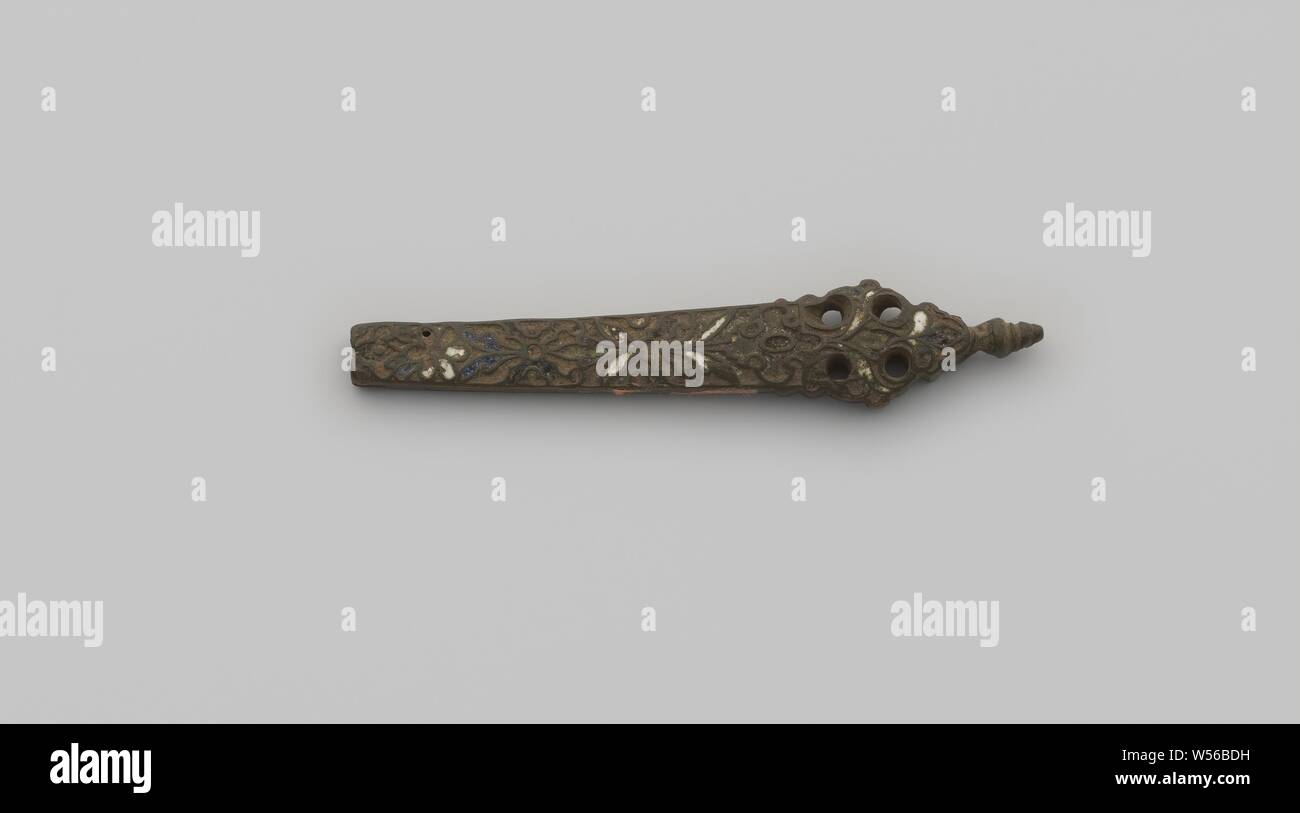 Coltello manico con lo smalto, rame coltello manico decorato con foglie e  fiori in disegni di smalto. Alla fine viene tagliata., anonimo,  West-Europa, 1575 - 1600, rame (metallo), l 8,2 cm ×