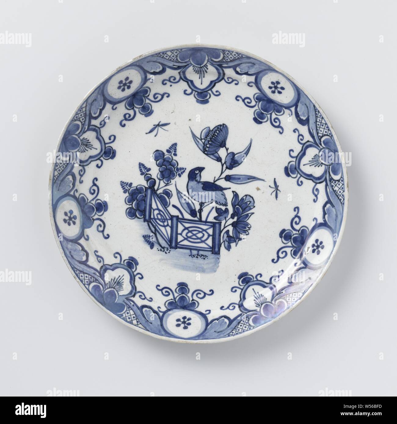 Piastra, piastra di maioliche. Dipinto di blu con un uccello e fiori., anonimo, Delft, 1720 - 1750, d 21 cm Foto Stock