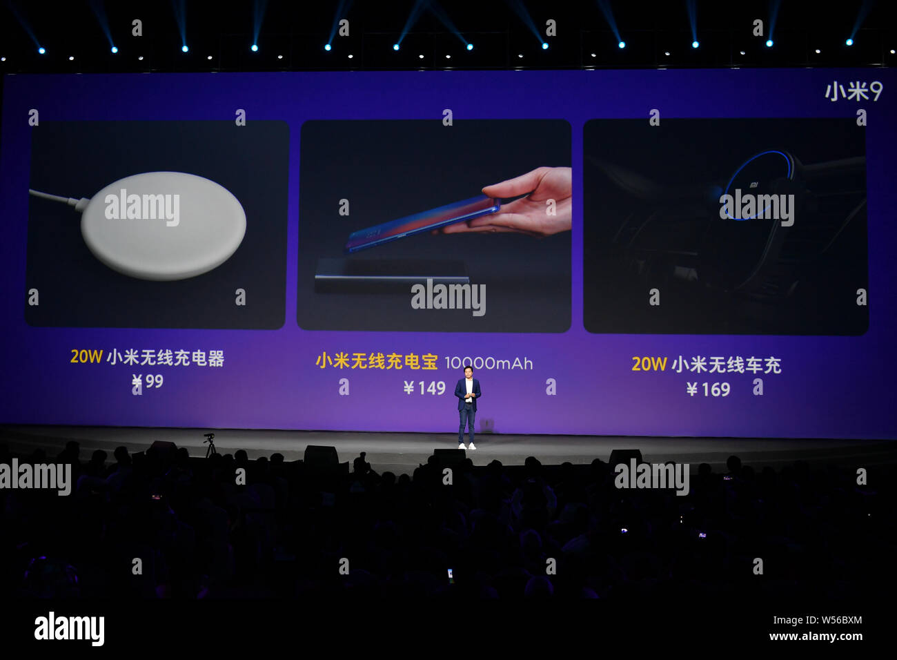 Lei Jun, Presidente e CEO di Xiaomi Technology e presidente di Kingsoft Corporation, introduce il Xiaomi Mi smartphone 9 durante il nuovo lancio di prodotti e Foto Stock