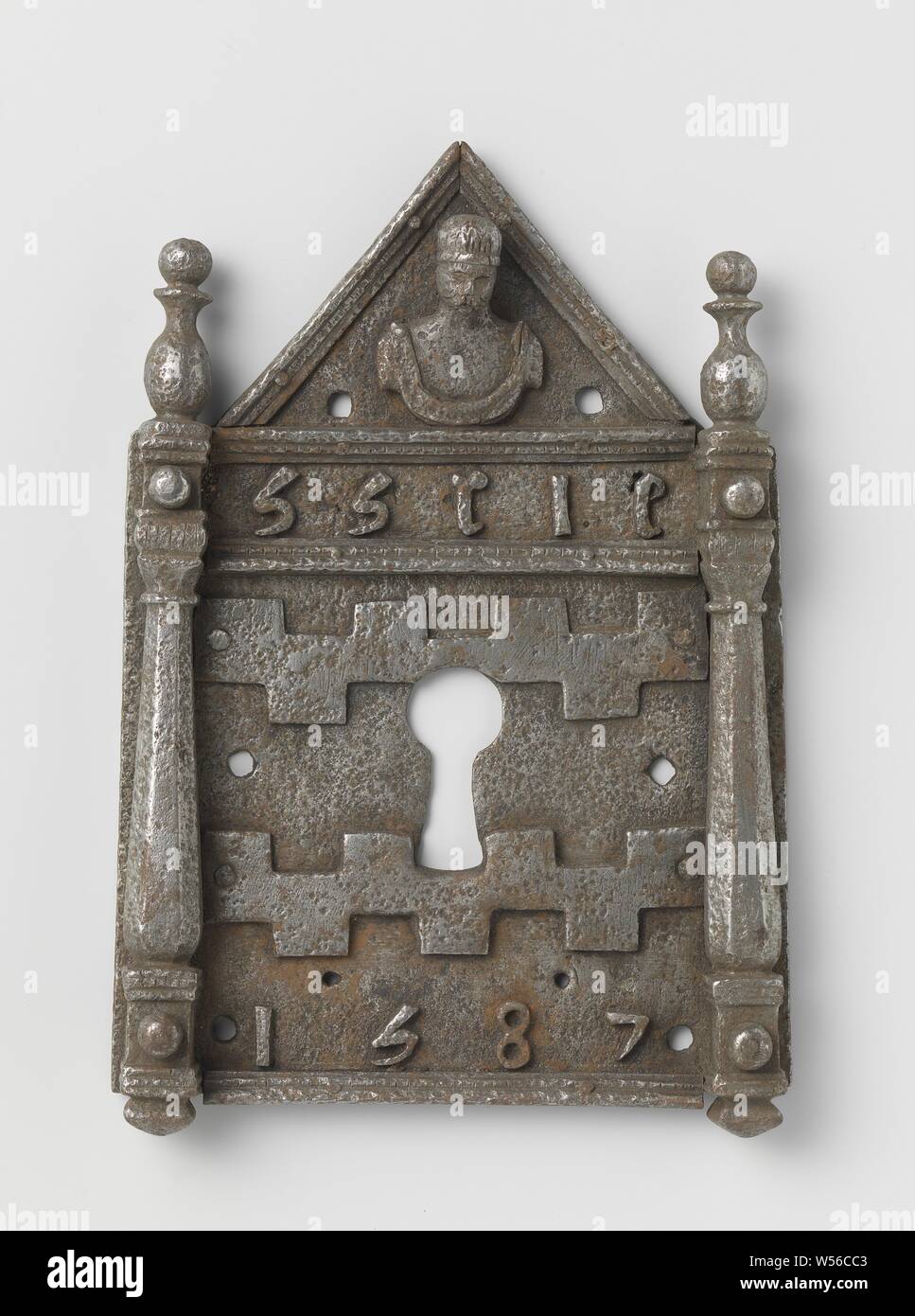 Decorate la piastra di bloccaggio e la piastra di bloccaggio in forma di una Toscana portico con un segno di arma (Gorkum o Buren) e l'anno 1587, gate, ingresso, Buren, anonimo, 1587, ferro (metallo), h 18.0 cm × W 12,5 cm Foto Stock