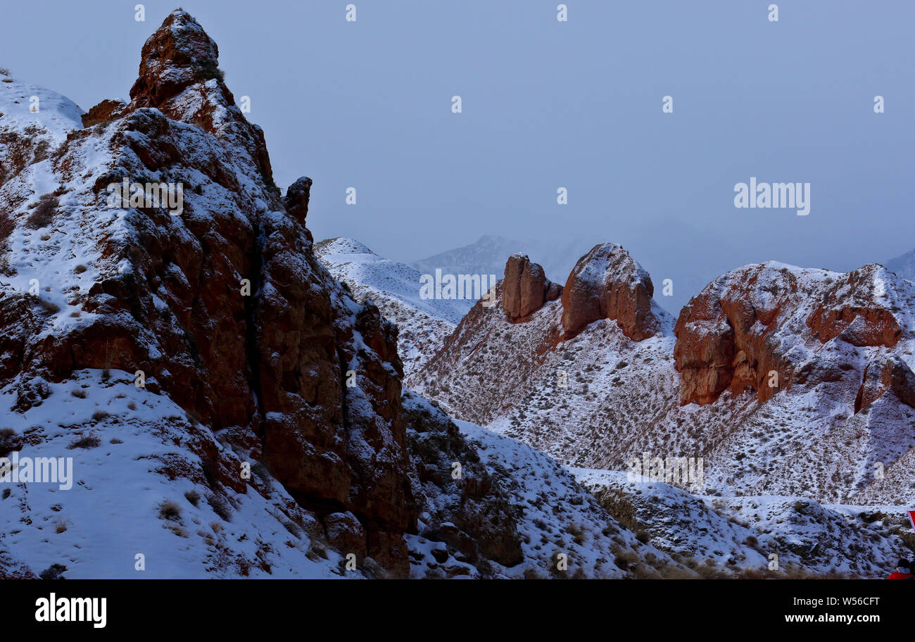 Il paesaggio di Danxia rilievi coperti di neve durante la festa di primavera o Capodanno lunare holiday in Sunan Yugur contea autonoma, Zhangye city Foto Stock