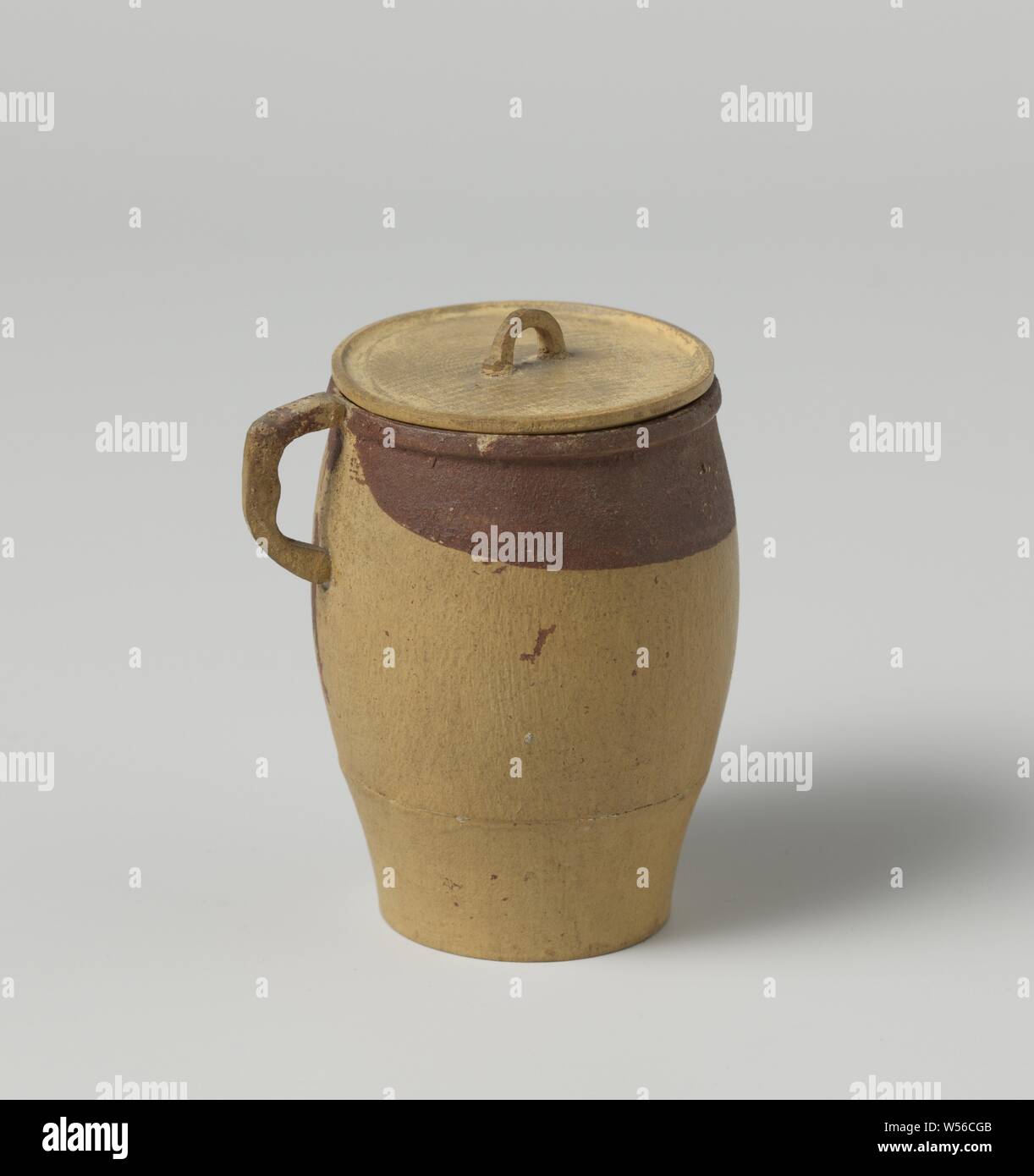 Storage jar con orecchio e coperchio, dipinta in marrone chiaro e scuro, Storage jar con un orecchio, fatta di legno tornito, verniciato di colore marrone scuro e marrone chiaro sull'interno e nella parte superiore. Girato fuori due pezzi., anonimo, Amsterdam (eventualmente), c. 1700 - c. 1799, di legno (materiale vegetale), h 6.2 cm d 4.2 cm Foto Stock