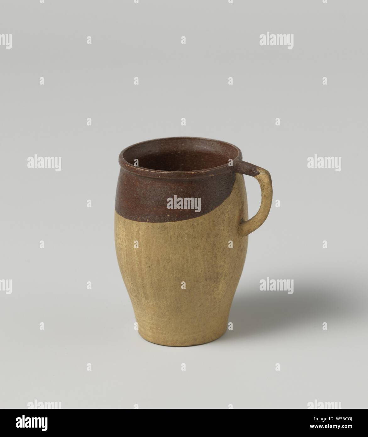 Vaso di storage con due orecchie, dipinta in marrone chiaro e scuro, Storage jar con due orecchie di legno tornito, verniciato di colore marrone scuro e marrone chiaro sull'interno e nella parte superiore. Girato da un pezzo., anonimo, Amsterdam (eventualmente), c. 1700 - c. 1799, di legno (materiale vegetale), h 3.6 cm × d 5.3 cm Foto Stock