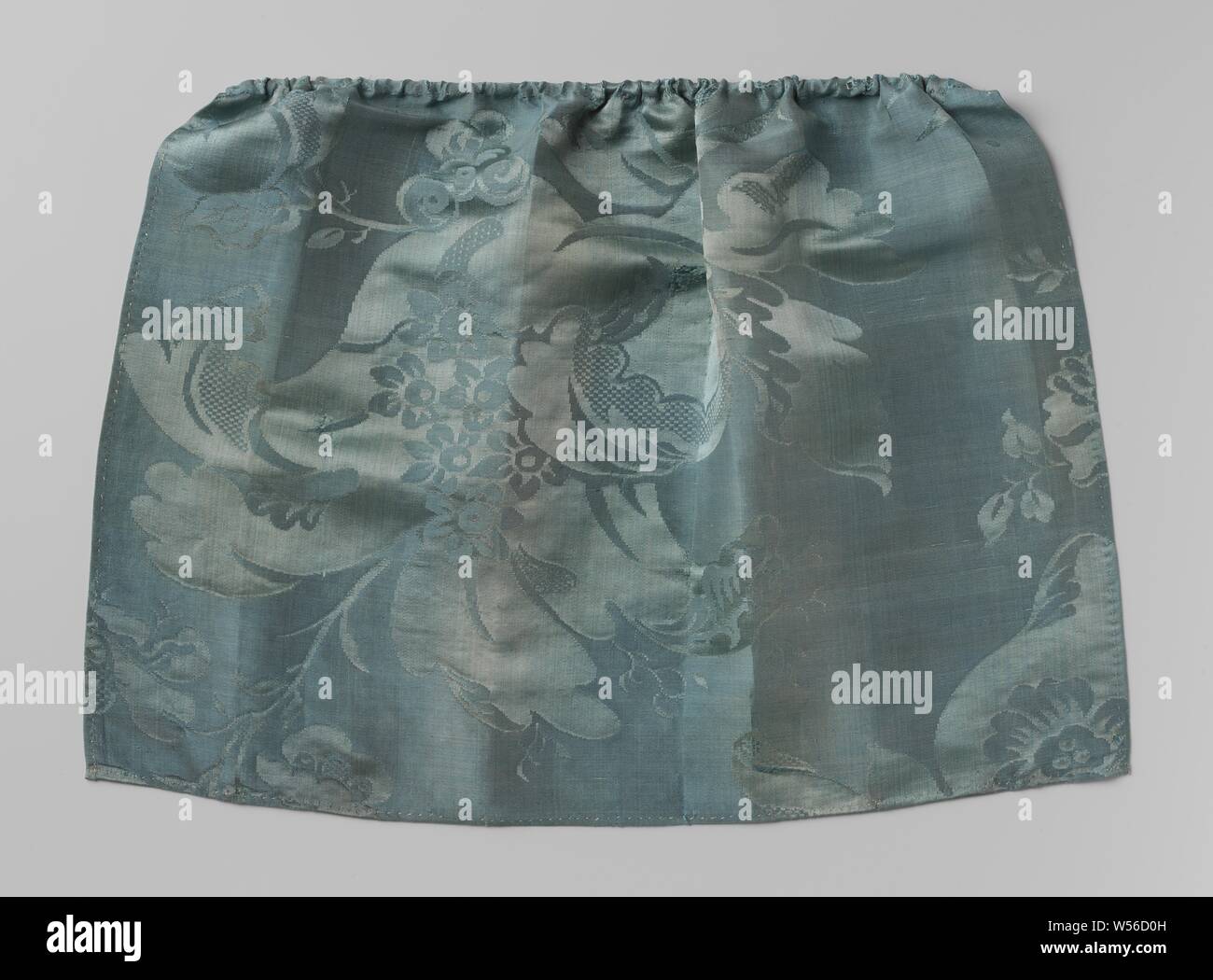 Cortina di verde-blu seta su asta, una cortina di soft verde-blu con seta damascata grande disegno di fiori e foglie motivi, orlato alla laterale e inferiore, superiore ruotata intorno all'asta di rame, bloccata al di sopra del passaggio tra la camera da letto e anti-chambre., anonimo, Francia (eventualmente), c. 1750, seta, rame (metallo), l 29,0 cm l 30,0 cm × W 41,0 cm Foto Stock