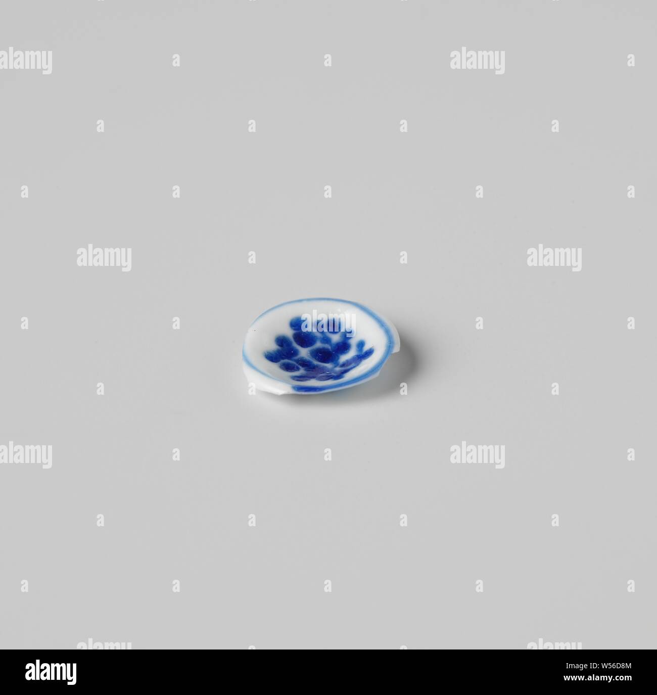 Piatto, bianco, dipinte di blu, piatto di vetro di latte con smalto blu dipinto di vernice, a doppio strato e internamente cavo., anonimo, Haarlem (eventualmente), c. 1675 - c. 1699, vetro, h 0,3 cm × d 1,3 cm Foto Stock