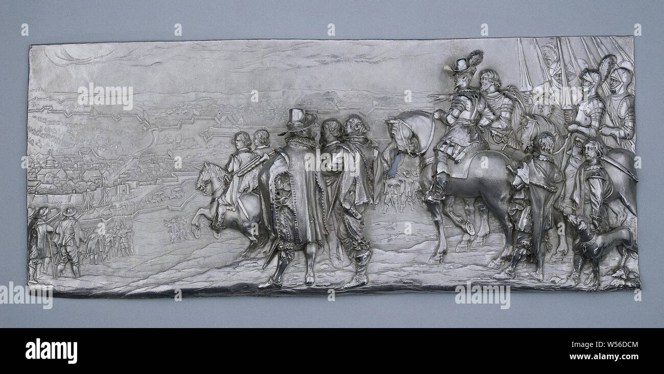Scatola con episodi della vita della famiglia Spinola generale Ambrogio Spinola durante l'assedio di Gulik nel 1622 scene della vita della famiglia Spinola (titolo serie), un bassorilievo comandati di argento che è allungata e il quadrato con angoli arrotondati, con la raffigurazione del generale Ambrogio Spinola durante l'assedio di Gulik nel 1622. Firmato e datato: MATEVS. MELIN. F 1636, Ambrogio Spinola (Marchese de los Balbases), Mattheus Melijn, Paesi Bassi meridionali, 1636, argento (metallo), h cm 23 × W 54,5 cm, Gianbattista Spinola qui riceve le chiavi per il ducato di San Pietro in Galatina (Sicilia Foto Stock