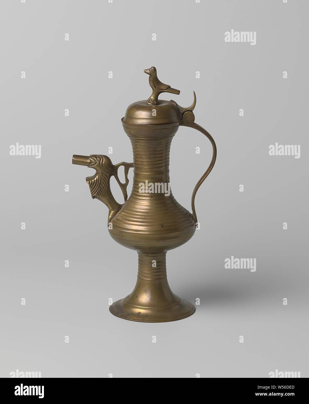 Brocca con lion-beccuccio sagomato con stemma, la caraffa è composta delle parti seguenti: il corpo (con piedi), il coperchio (stampata e ritorto), il tubo di lancio (stampati e goffrati) ), la maniglia, l'appoggio per il pollice, il coperchio manopola (stampata). Il corpo rotondo sorge su un alto basamento rotondo, che si allarga nella parte inferiore in un supporto piatto anello. Il corpo (con inserito nella parte centrale in basso) ha una pancia piatta con la stessa sezione trasversale come il supporto ad anello e un alto cono stretto collo svasato. Il coperchio è convessa e presenta un uccello come una gemma. I bordi del collo e del coperchio sono angolati verso l'interno. Il tubo di lancio presenta la forma Foto Stock