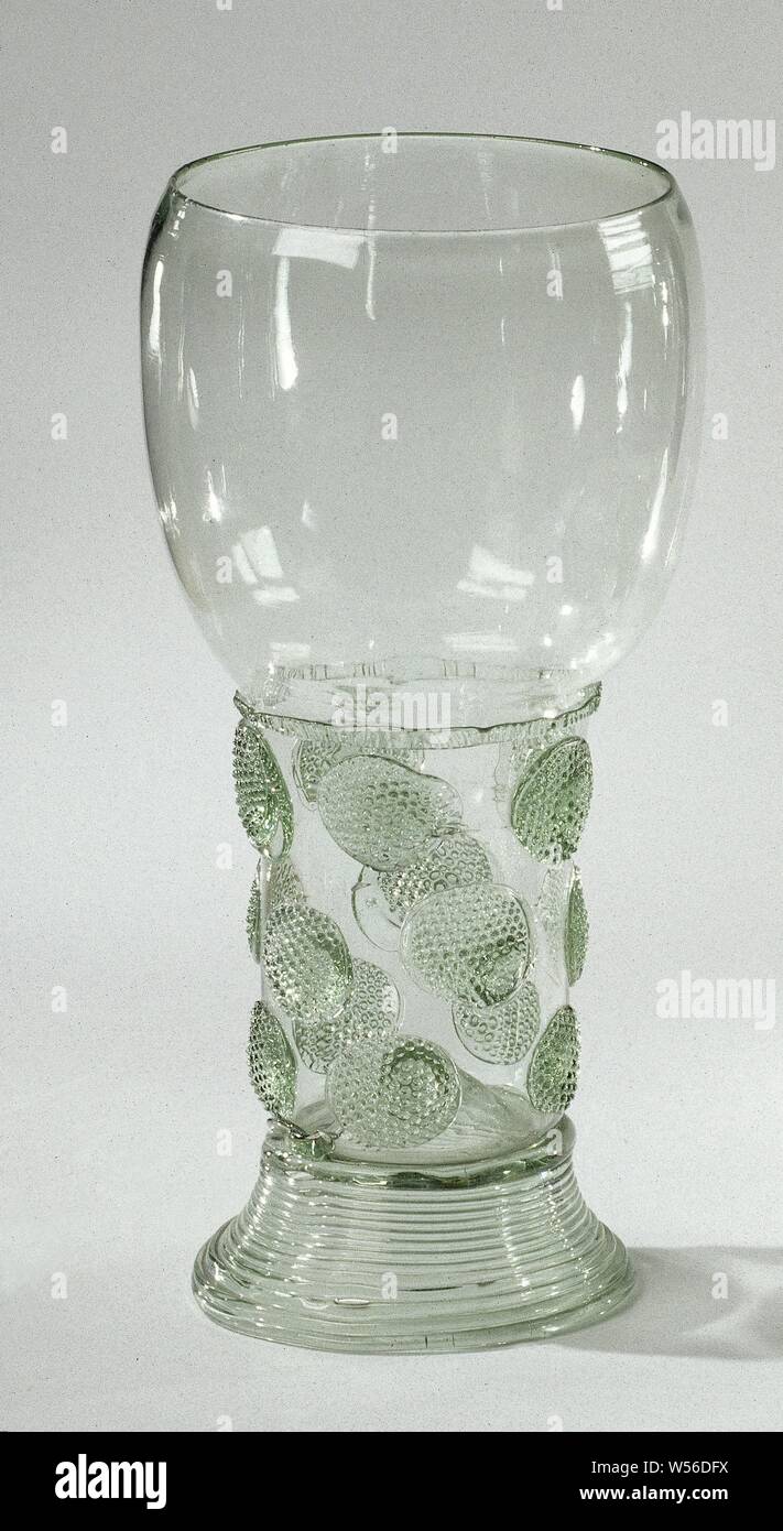 Rummer, Grandi rummer, luce verde, con il controbattitore, filo filato. Inserito il fondo. Gli alti, uova a forma di calice è bruciato come un tutto unico con il tronco, che è fissato con tre file di grandi dimensioni di bava di piana prigionieri, stampato in una configurazione fine. La transizione da Il calice a stelo indicato da un fili nervati, anonimo, Nederlanden, c. 1650 - c. 1675, vetro, glassblowing, h 23.2 cm × d 10 cm Foto Stock
