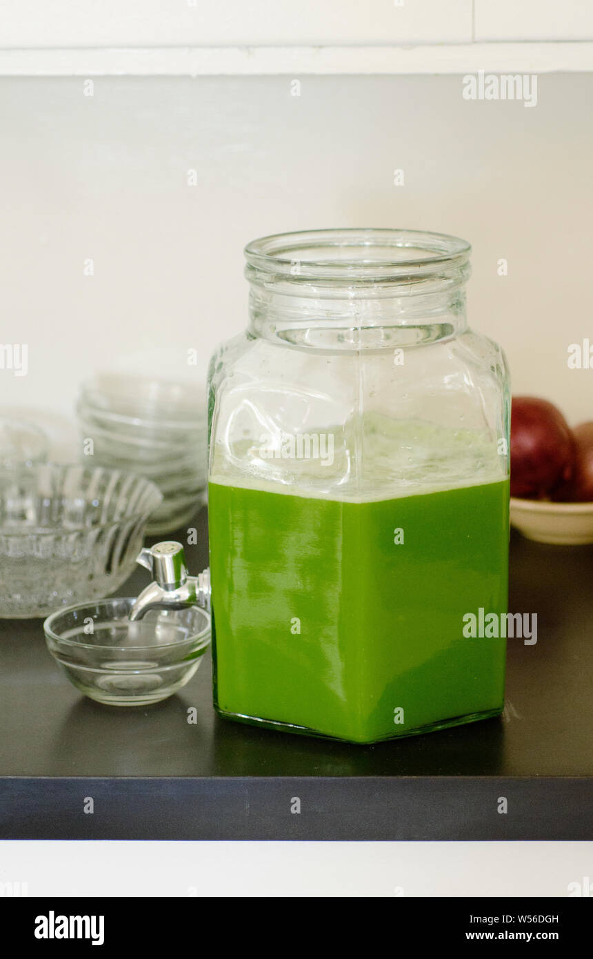 Materie vegano dieta alimentare. Succo verde drink. Foto Stock
