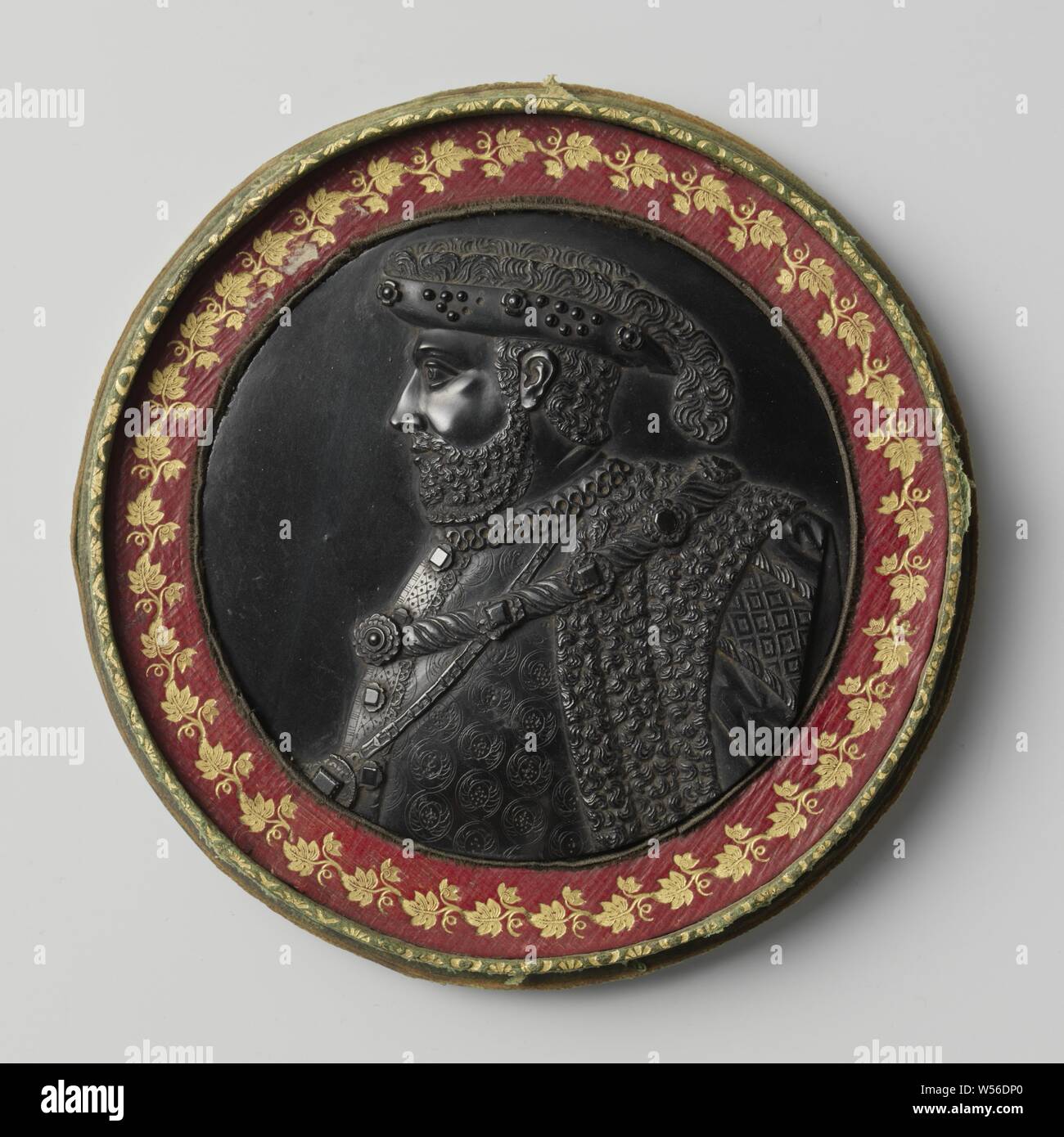 Hendrik VIII, bassorilievo in premuto nervature (gas cavolo), con scatola di accompagnamento della pelle con coperchio separato, verde su cui foglie dorate motif. busto a sinistra. Henry VIII è barbuto e indossa un cappello piatto, decorato con rosoni e pietre preziose sulla tesa e sulla sommità di piume di struzzo. Oltre il tabbard con collare di pelliccia che è aperto e oltre gli yak indossato al di sotto di una catena pesante con gemme e una catena con H-links, sul quale pende un medaglione. Attorno al collo un collare della tubazione, Inghilterra, Henry VIII (Re di Inghilterra e Irlanda), Johannes Osborn, c. 1755, d 10 cm × d 14 cm Foto Stock