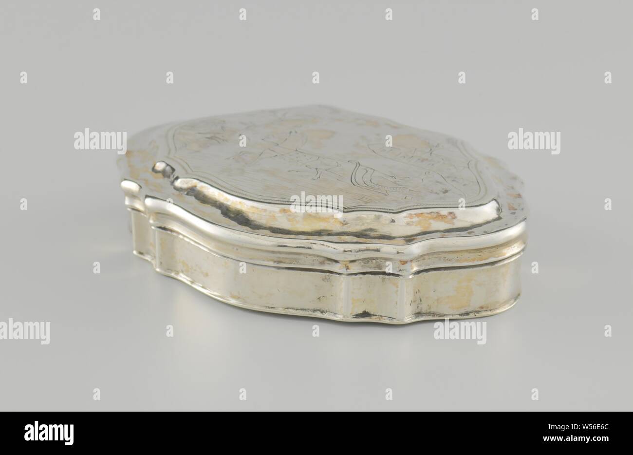 Scatola di tabacco da fiuto e il tabacco da fiuto scatola d'argento in forma a guscio. Un paesaggio invernale a cavallo con slitta è inciso sul coperchio., Anthony van der Heul, Middelburg, 1727, argento (metallo), l 8,2 cm × W 6.3 cm Foto Stock