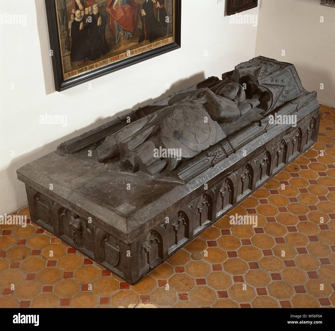 Tomba o Arnold van der Sluis o Heusden, Cavaliere (c. 1245-1296), la tomba ha una piastra di copertura sulla quale tra i due prigionieri del defunto è mostrato con gli occhi aperti e con le mani in posizione orante, giacente con la sua testa su un cuscino sotto una tettoia. Indossa un mantello di mail e uno stemma, dalla spalla destra pende la bandeller, sul quale lo scudo che quasi copre completamente la spada. Egli indossa una vasta cintura intorno alla vita e una cinghia attorno alla testa. Sullo scudo lo stemma, anche lo stemma della città di Heusden. In ciascuno dei due lati lunghi della tomba sotto nicchie poco profonda Foto Stock