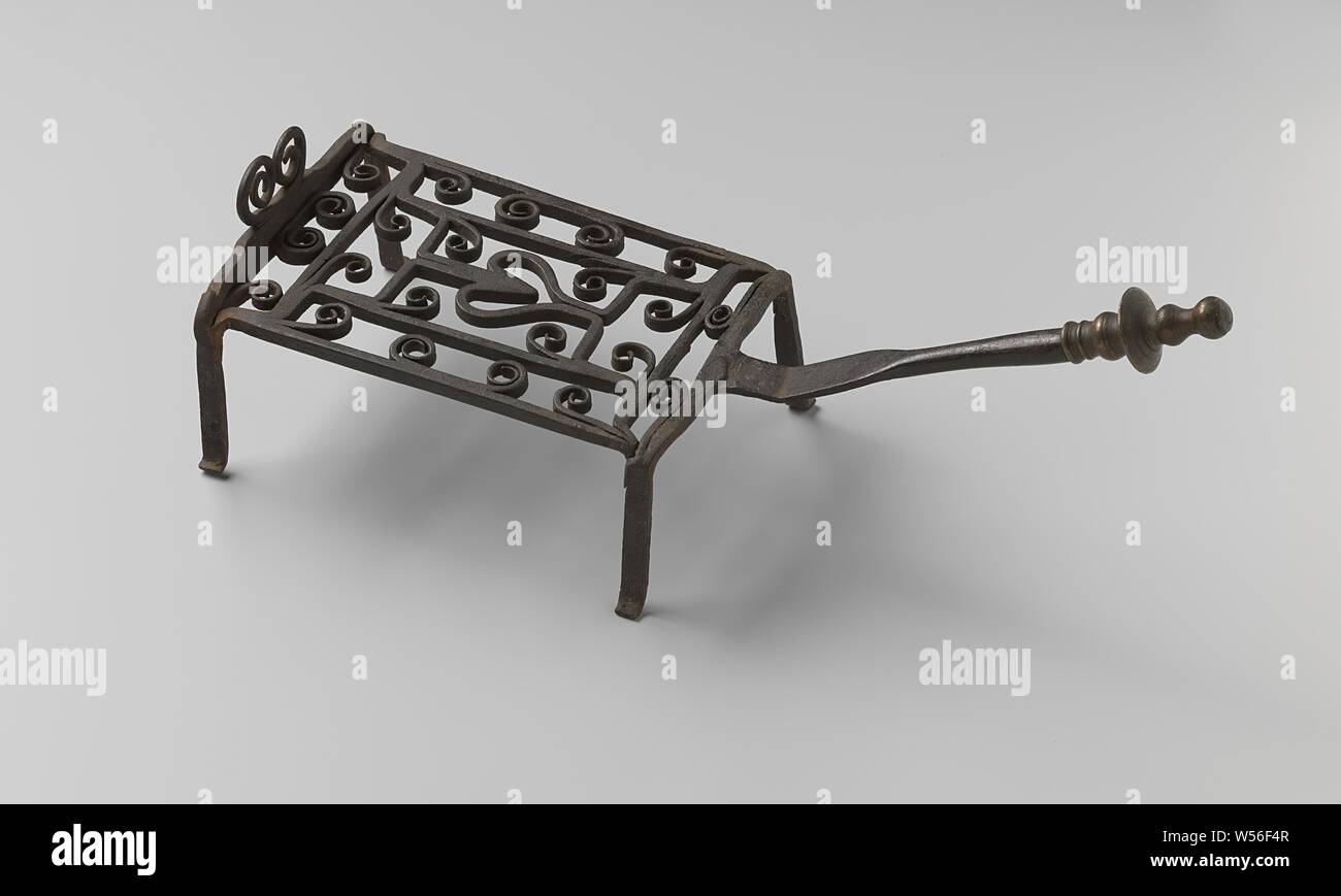 Grata di ferro con una manopola di rame, c. 1400 - c. 1950, ferro (metallo), Rame (metallo), h 48.0 cm × h 19.0 cm Foto Stock