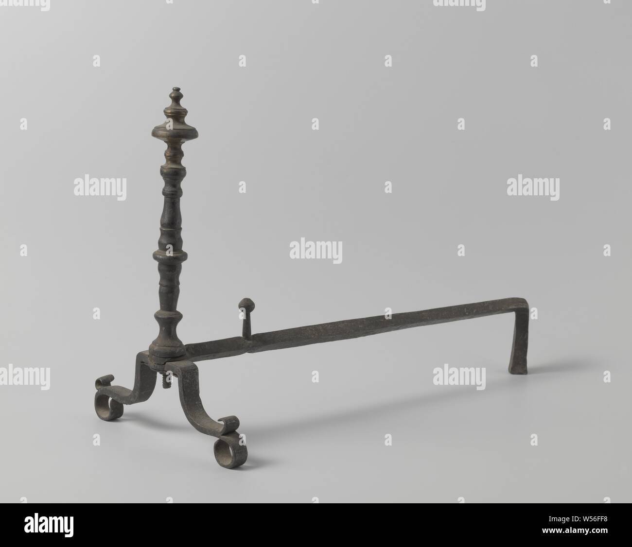 In ghisa con una manopola di rame, c. 1400 - c. 1950, ferro (metallo), Rame (metallo), l 53,0 cm × W 23,0 cm Foto Stock