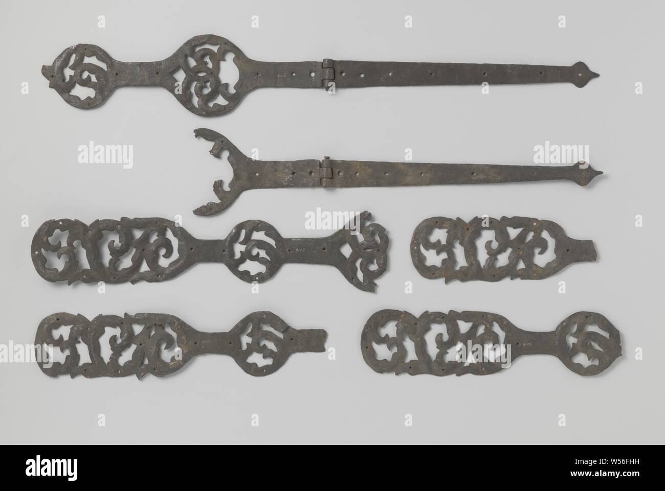 Sei parti di maniglie, c. 1400 - c. 1950, ferro (metallo), l 80 cm × h 13 cm × W 1 cm Foto Stock