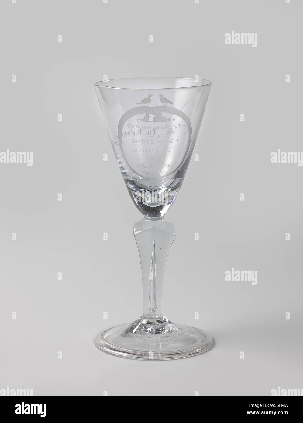 Brocca con l'iscrizione: LA REMONSTRANTSCHE SOCIETEYT brocca di limpida e incolore e vetro inciso con due serpenti, che hanno oscillato le code e teste insieme. Ci sono due piccioni su di esso. Nel cerchio formato dai serpenti, dice: ESTOTE PRUDENTES / UT SERPENTES / SIMPLICES / UT / COLOMBAE./ 1620. Sul retro: il REMONSTRANTSCHE SOCIETEYT, anonimo, c. 1715 - c. 1740, vetro, glassblowing, h 18.5 cm × d 8,5 cm Foto Stock