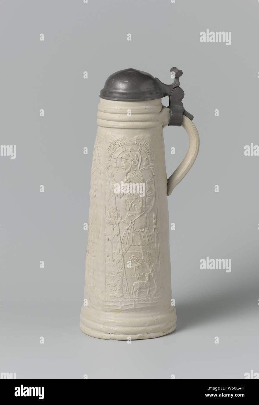 Il boccale (schnelle) con Giove, Venere e Marte, caraffa (schnelle) di gres con forma cilindrica, corpo rastremato e conformati a C orecchio. Profili sotto il bordo e sopra il piede e il muro di anelli di tornitura. Sulla parte anteriore del vaso in rilievo tre volte una forma rettangolare, stampati e imposto la casella con in mezzo Venere con la scritta "NVS', fiancheggiata da Giove (IVPEDER) e Marte (MARS). Nelle rappresentazioni di Venere e Giove la data "1567". Attaccato all'orecchio un telaio in peltro con coperchio. Un contrassegno illeggibile nel coperchio. Siegburg., Anno Knütgen (attribuito alla bottega di), Siegburg, c. 1567 - C Foto Stock