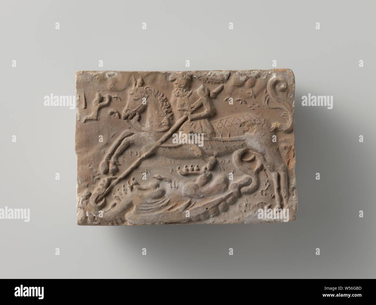 Fuoco mattone con raffigurazione di San Giorgio a cavallo, la guida a sinistra. Con una lancia che uccide il drago sulla parte inferiore sinistra. A sinistra sullo sfondo la figura in ginocchio della principessa, anonimo, Antwerpen, c. 1575 - c. 1599, terraglia, h 10 cm × W 14,5 cm × d 5,5 cm Foto Stock