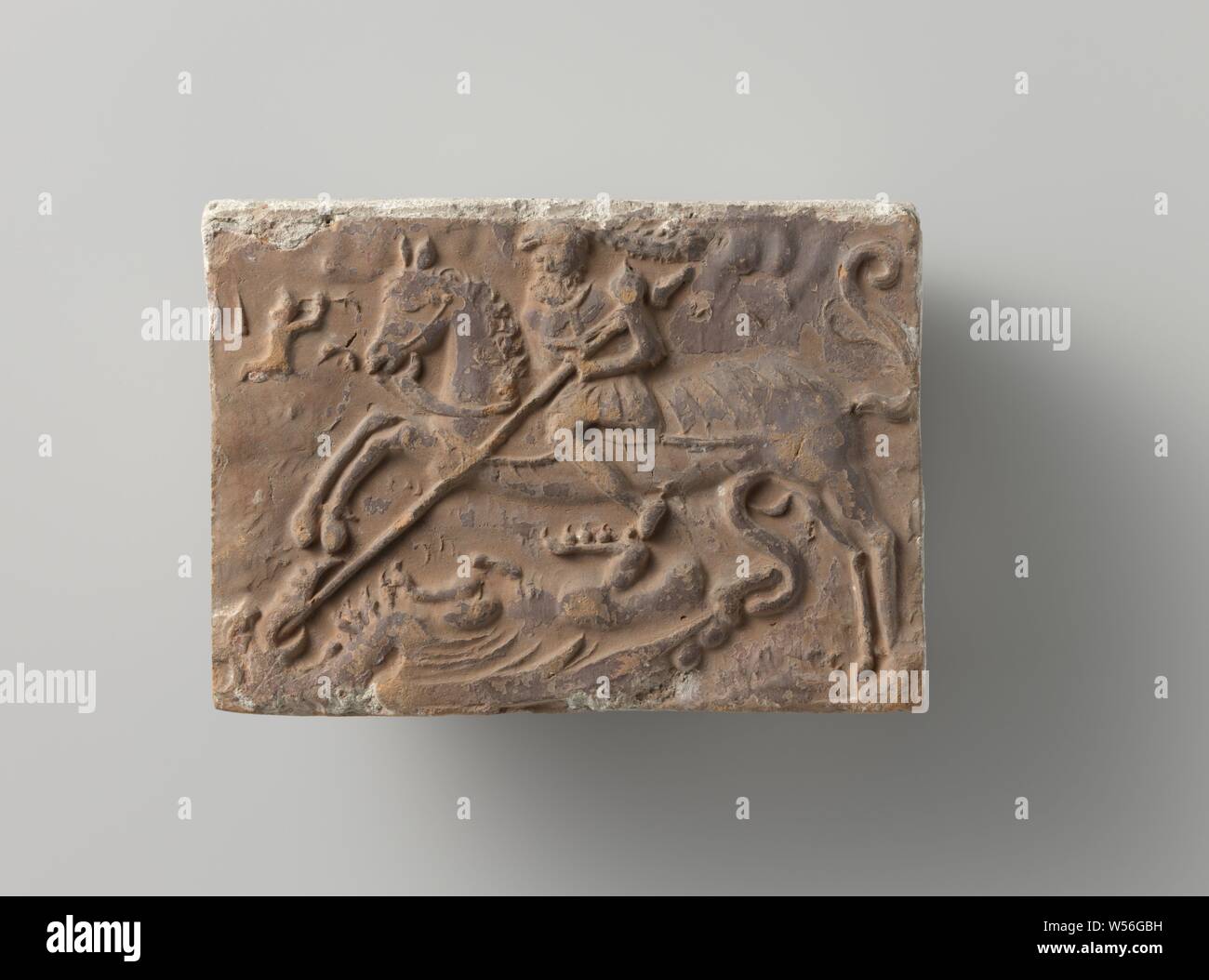 Fuoco mattone con raffigurazione di San Giorgio a cavallo, la guida a sinistra. Con una lancia che uccide il drago sulla parte inferiore sinistra. A sinistra sullo sfondo la figura in ginocchio della principessa, anonimo, Antwerpen, c. 1575 - c. 1599, terraglia, h 10 cm × W 14,5 cm × d 5,5 cm Foto Stock