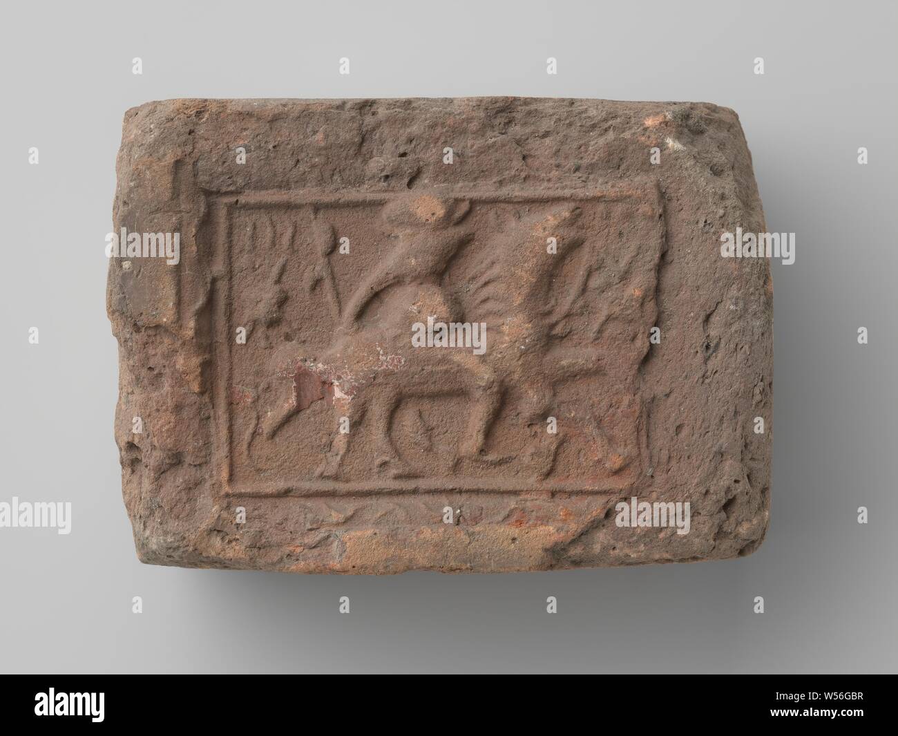 Fuoco mattone su cui un pilota con la lancia, sul quale un ciclista con la lancia. Realizzata in fine di terra cotta., anonimo, Paesi Bassi meridionali, c. 1400 - c. 1950, terraglia, h 10 cm × W 15 cm × t 9 cm Foto Stock