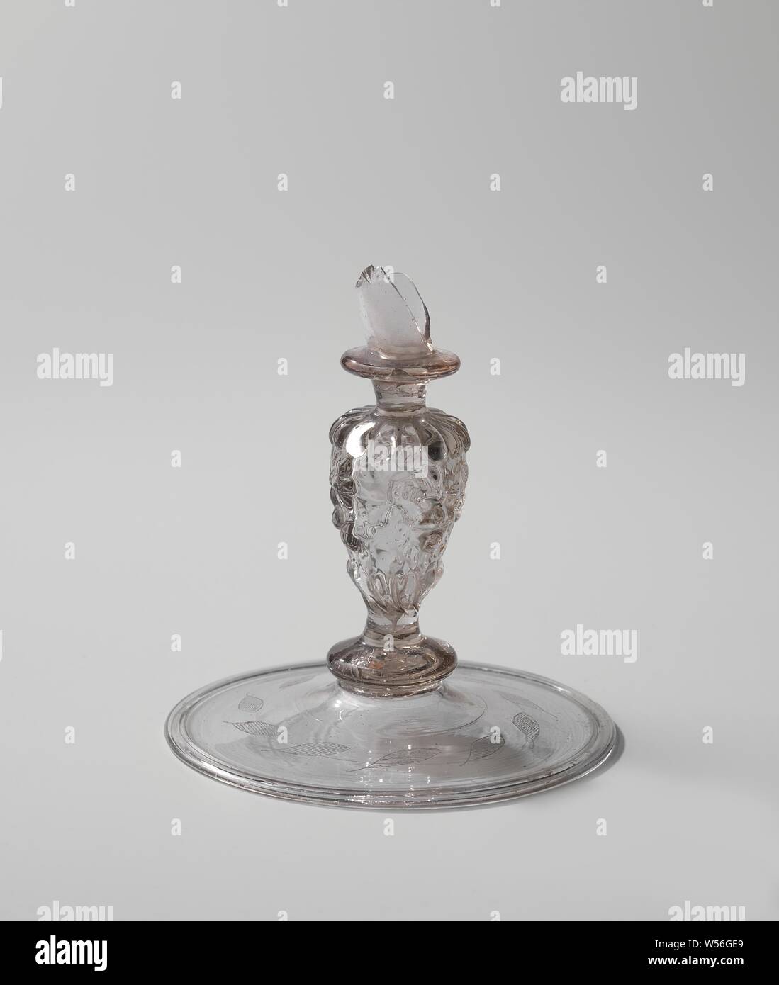 Piedi, del tronco e parte del vaso di un flauto di vetro (con l'inglese stemma e un orso imbavagliata), originariamente incisi con un pulsante decorato e sul recipiente da un lato l'inglese stemma (quartelated una e quattro e tre gigli e tre leoni ridotta), sull'altro lato un orso imbavagliata, in piedi contro un albero a cui è incatenato. Su entrambi i bracci il dire "Honi soit, qui mal y pense'. Tra le braccia di un ornamento floreale, con bande ornata al di sopra e al di sotto. La base è decorata con fogli separati. L'arma è presumibilmente Warwick, eventualmente per Ambrogio di Dudley, Earl o Warwick (1561 Foto Stock