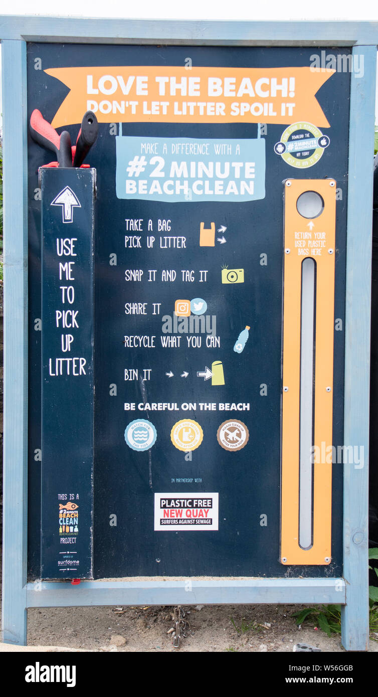 Due minuti di spiaggia pulita firmare con un selettore di lettiera a British beach, Gran Bretagna, Regno Unito Foto Stock