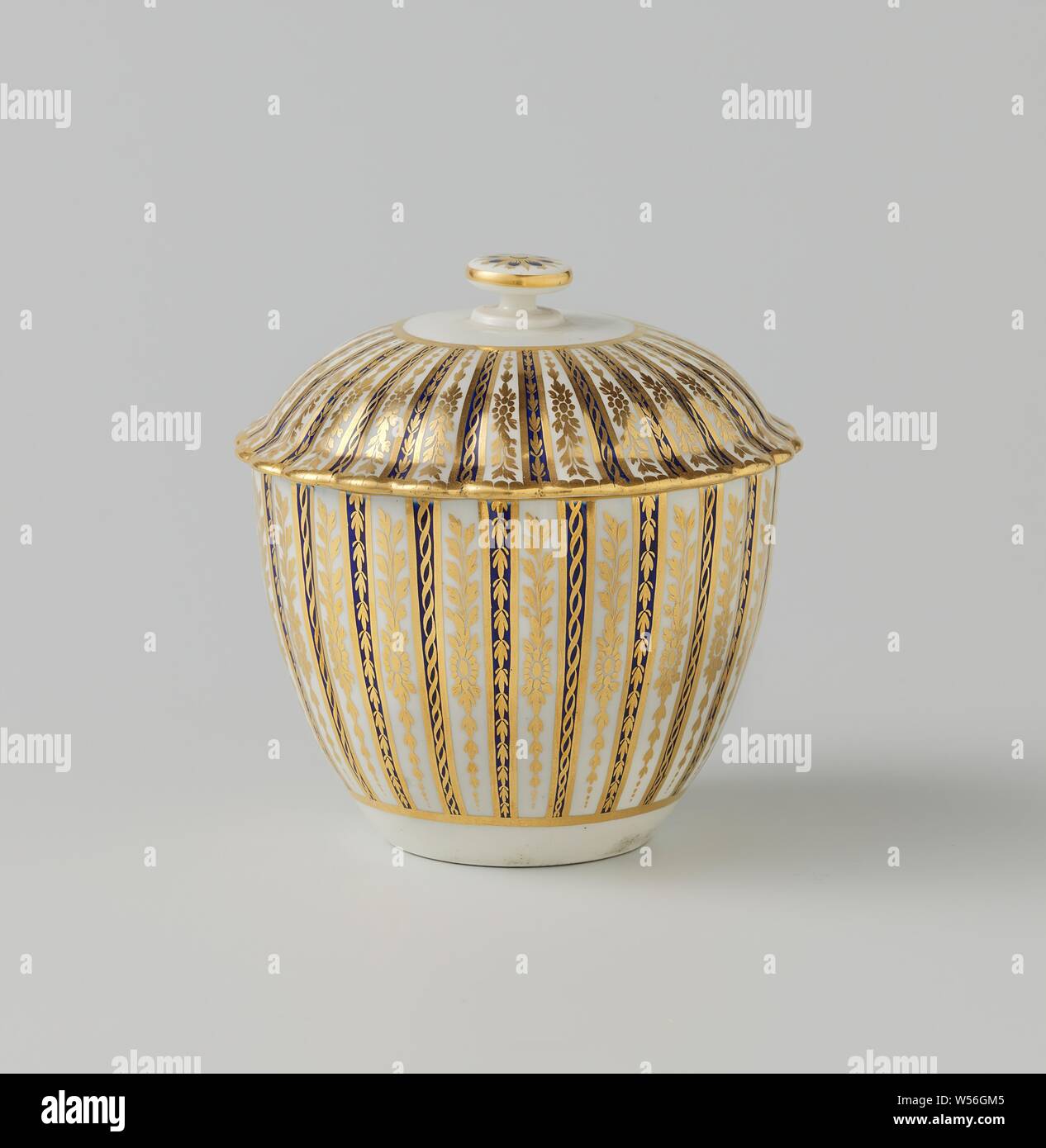 Un coperchio di una tazza di zucchero, Worcester, c. 1775 - c. 1800, terraglia, vetrificazione, h 4,5 cm × d 11,5 cm Foto Stock